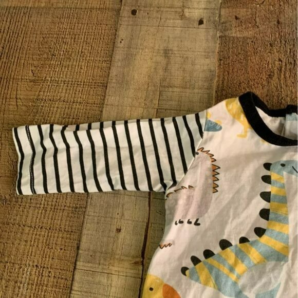 Peppy Mini baby dinosaur one piece with snap opening in back -3M - Picture 3 of 7